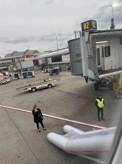 [뉴시스]미국 델타 항공의 한 승무원이 실수로 항공기 비상 슬라이드를 작동시킨 모습이다. (사진 = 뉴욕포스트 캡처) *재판매 및 DB 금지