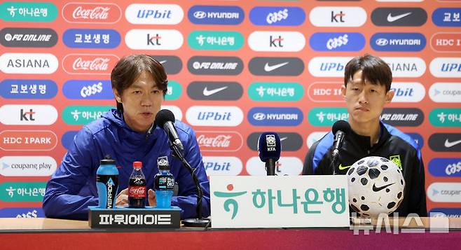 [고양=뉴시스] 김선웅 기자 = 파라과이와 평가전을 앞둔 대한민국 축구대표팀 홍명보 감독과 이재성이 지난달 13일 경기 고양시 고양종합운동장에서 기자회견을 하고 있다. 2025.10.13. mangusta@newsis.com