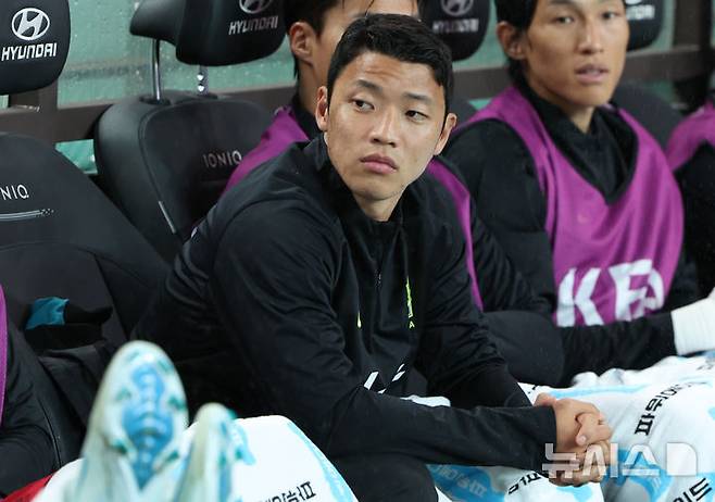[서울=뉴시스] 황준선 기자 = 지난달 10일 서울 마포구 서울월드컵경기장에서 열린 남자 축구 국가대표 10월 A매치 친선전 대한민국과 브라질의 경기, 부상으로 출전 명단에서 제외된 황희찬이 그라운드를 바라보고 있다. 2025.10.10. hwang@newsis.com