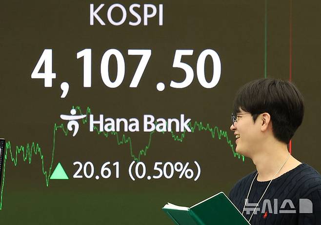[서울=뉴시스] 이영환 기자 = 코스피가 전 거래일(4086.89)보다 20.61포인트(0.50%) 오른 4107.50에 마감한 31일 오후 서울 중구 하나은행 딜링룸 전광판에 지수가 표시되어 있다.코스닥 지수는 전 거래일(890.86)보다 9.56포인트(1.07%) 상승한 900.42, 서울 외환시장에서 원·달러 환율은 전 거래일 주간거래 종가(1426.5원)보다 2.1원 내린 1424.4원에 주간 거래를 마무리했다. 2025.10.31. 20hwan@newsis.com