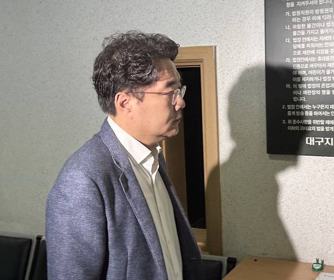 [대구=뉴시스] 정재익 기자 = 윤석준 대구 동구청장이 7일 오후 대구지법 형사5단독 선고공판에 참석하고 있다. 2025.08.07. jjikk@newsis.com *재판매 및 DB 금지