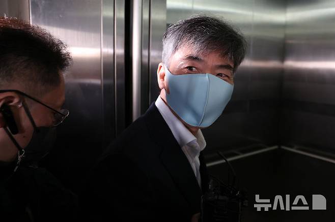 [서울=뉴시스] 조성우 기자 = 이종호 전 블랙펄인베스트 대표가 1일 오전 서울 서초구 순직 해병 특별검사팀 사무실에서 피의자 소환 조사를 받기 위해 출석하고 있다. 2025.11.01. xconfind@newsis.com