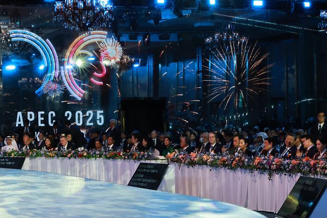 공연 관람하는 이재명 대통령과 각국 정상들     (경주=연합뉴스) 특별취재팀 = 이재명 대통령과 김혜경 여사, 시진핑 중국 국가주석 등 각국 정상들이 31일 경북 경주시 라한셀렉트호텔에서 열린 2025 아시아태평양경제협력체(APEC) 정상회의 환영 만찬에서 문화 공연을 관람하고 있다. 2025.10.31     photo@yna.co.kr (끝)   <저작권자(c) 연합뉴스, 무단 전재-재배포, AI 학습 및 활용 금지> 연합뉴스