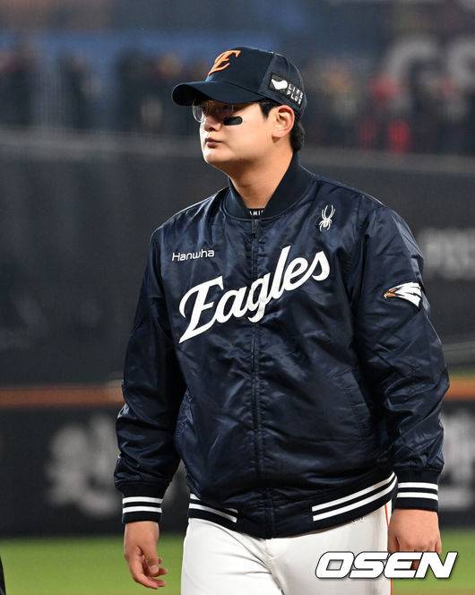 [OSEN=대전, 이대선 기자] 경기 종료 후 한화 김서현이 관중석을 향해 인사를 하고 있다. 2025.10.31 /sunday@osen.co.kr