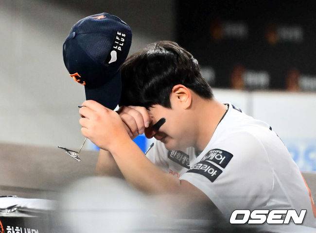 [OSEN=대전, 지형준 기자] 프로야구 한화 이글스가 극적인 역전승으로 반격에 성공했다. 한화는 29일 대전 한화생명볼파크에서 열린 2025 신한 SOL뱅크 KBO 한국시리즈 3차전 LG 트윈스와의 경기에서 7-3 역전승을 거뒀다. 1차전과 2차전을 모두 내준 한화는 이날 승리로 시리즈 전적 1승 2패 추격을 시작했다. 경기를 마치고 한화 김서현이 더그아웃에서 눈물을 흘리고 있다. 2025.10.29 /jpnews@osen.co.kr