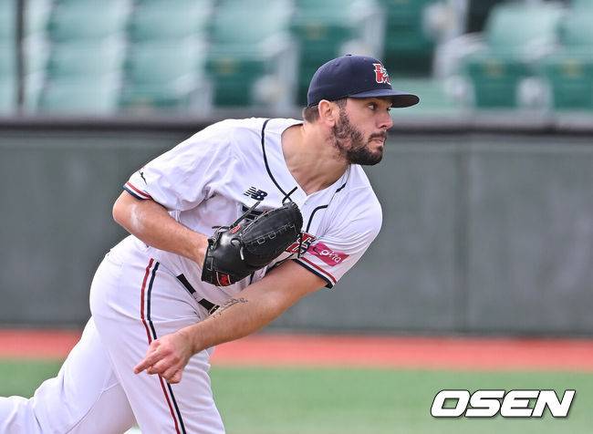 [OSEN=울산, 이석우 기자] 31일 울산 문수야구장에서 2025 울산-KBO Fall League 준결승 멜버른 에이시스와 롯데 자이언츠의 경기가 열렸다. 멜버른 에이시스는 루이스 소프가, 롯데 자이언츠는 현도훈이 선발 출전했다. 멜버른 에이시스 선발투수 루이스 소프가 역투하고 있다. 2025.10.31 / foto0307@osen.co.kr