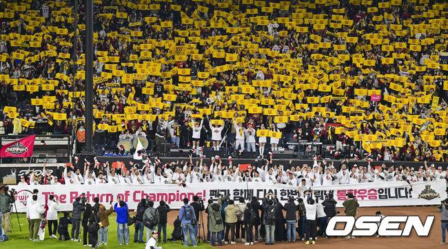 [OSEN=대전, 박준형 기자]  이변은 없었다. 2025시즌 우승팀은 무적 LG 트윈스다.&nbsp;프로야구 LG 트윈스는 31일 대전 한화생명볼파크에서 열린 2025 신한 SOL뱅크 KBO 한국시리즈(7전 4선승제) 한화 이글스와의 5차전에서 4-1로 승리했다.LG 선수들이 팬들과 함께 포즈를 취하고 있다   2025.10.31 / soul1014@osen.co.kr