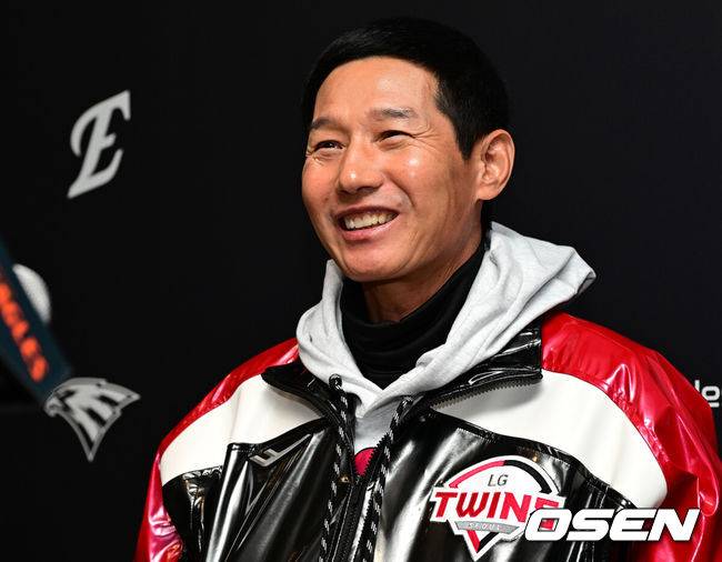 [OSEN=대전, 지형준 기자] 29일 대전 한화생명볼파크에서 2025 신한 SOL Bank KBO리그 포스트시즌 한국시리즈 3차전 한화 이글스와 LG 트윈스의 경기가 열렸다.이날 경기에 한화는 폰세를, LG는 손주영을 선발투수로 내세웠다. 경기에 앞서 LG 염경엽 감독이 인터뷰를 하고 있다. 2025.10.29 /jpnews@osen.co.kr