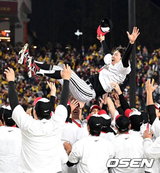 [OSEN=대전, 이대선 기자] 이변은 없었다. 2025시즌 우승팀은 무적 LG 트윈스다.&nbsp;프로야구 LG 트윈스는 31일 대전 한화생명볼파크에서 열린 2025 신한 SOL뱅크 KBO 한국시리즈(7전 4선승제) 한화 이글스와의 5차전에서 4-1로 승리했다.정규시즌 1위 LG는 시리즈 전적 4승 1패로 통합우승 금자탑을 쌓았다. LG의 통합우승은 1990년, 1994년, 2023년에 이은 통산 4번째로, 염경엽 감독은 2023년 부임 후 3년 사이 팀을 두 차례나 정상에&nbsp;올려놓는 위대한 업적을 달성했다. 2023년 1위, 2024년 3위, 2025년 1위로 KBO리그에 트윈스 왕조 시대를 활짝 열었다.&nbsp;반면 2위 한화는 플레이오프를 거쳐 2006년 이후 19년 만에 한국시리즈 무대를 밟았지만, LG의 벽을 넘지 못하며 1999년 이후 26년 만에 통산 두 번째 우승이 무산됐다.&nbsp;LG 박해민이 선수들에게 헹가래를 받고 있다. 2025.10.31 /sunday@osen.co.kr