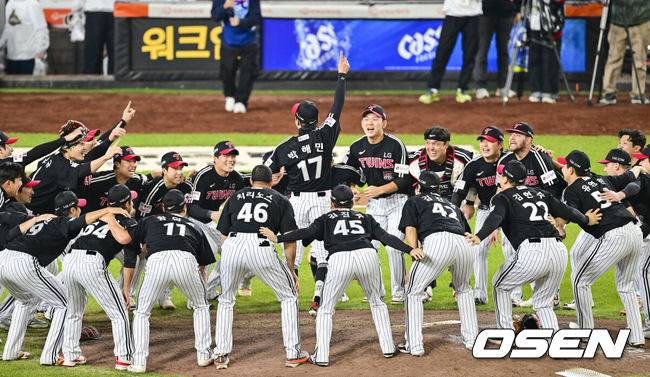 [OSEN=대전, 박준형 기자]  이변은 없었다. 2025시즌 우승팀은 무적 LG 트윈스다.&nbsp;프로야구 LG 트윈스는 31일 대전 한화생명볼파크에서 열린 2025 신한 SOL뱅크 KBO 한국시리즈(7전 4선승제) 한화 이글스와의 5차전에서 4-1로 승리했다.통합우승 후 LG 선수들이 기쁨을 나누고 있다. 2025.10.31 / soul1014@osen.co.kr