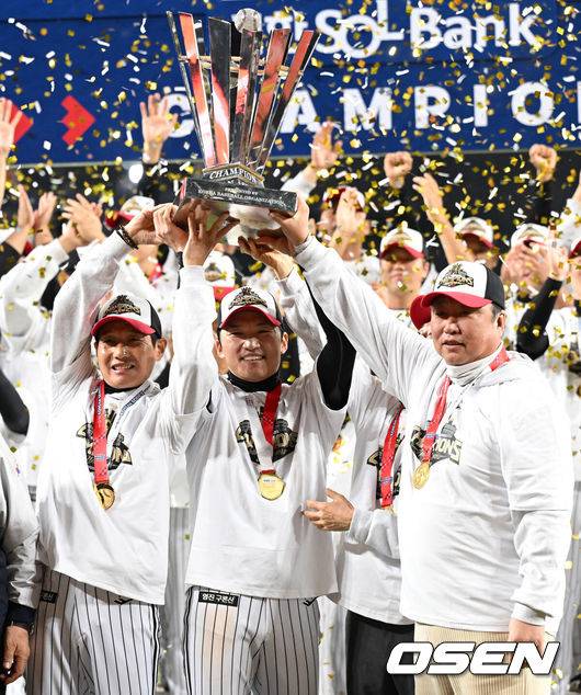 [OSEN=대전, 이대선 기자] 이변은 없었다. 2025시즌 우승팀은 무적 LG 트윈스다. 프로야구 LG 트윈스는 31일 대전 한화생명볼파크에서 열린 2025 신한 SOL뱅크 KBO 한국시리즈(7전 4선승제) 한화 이글스와의 5차전에서 4-1로 승리했다.정규시즌 1위 LG는 시리즈 전적 4승 1패로 통합우승 금자탑을 쌓았다. LG의 통합우승은 1990년, 1994년, 2023년에 이은 통산 4번째로, 염경엽 감독은 2023년 부임 후 3년 사이 팀을 두 차례나 정상에 올려놓는 위대한 업적을 달성했다. 2023년 1위, 2024년 3위, 2025년 1위로 KBO리그에 트윈스 왕조 시대를 활짝 열었다. 반면 2위 한화는 플레이오프를 거쳐 2006년 이후 19년 만에 한국시리즈 무대를 밟았지만, LG의 벽을 넘지 못하며 1999년 이후 26년 만에 통산 두 번째 우승이 무산됐다. LG 염경엽 감독, 박해민, 김인석 대표이사, 차명석 단장이 우승 트로피를 들어 올리고 있다. 2025.10.31 /sunday@osen.co.kr