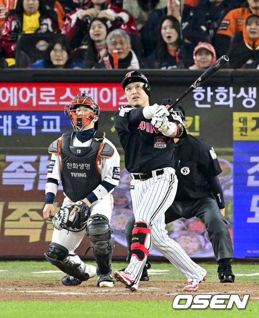 [OSEN=대전, 박준형 기자] 30일 대전 한화생명볼파크에서 2025 신한 SOL Bank KBO리그 포스트시즌 한국시리즈 4차전 한화 이글스와 LG 트윈스의 경기가 열렸다.이날 경기에 한화는 와이스를, LG는 치리노스를 선발투수로 내세웠다. 9회초 무사 1루 LG 박동원이 2점 홈런을 날리고 있다. 2025.10.30 / soul1014@osen.co.kr