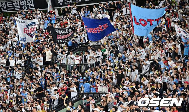 [OSEN=부산, 이석우 기자] 31일 부산 사직야구장에서 2025 신한 SOL 뱅크 KBO 리그 롯데 자이언츠와 NC 다이노스의 경기가 열렸다. 홈팀 롯데는 데이비슨이, 방문팀 NC는 김녹원이 선발 출전했다.롯데 자이언츠 팬들이 응원을 하고 있다. 2025.07.31 / foto0307@osen.co.kr