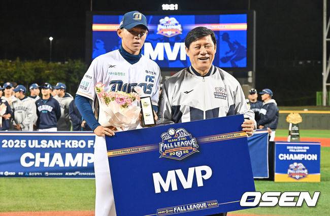 [OSEN=울산, 이석우 기자] NC 다이노스가 1일 울산 문수야구장에서 열린 2025 울산-KBO Fall League 결승 경기에서 우승을 차지했다.  NC 다이노스는 롯데 자이언츠 12-1로 승리했다. NC 다이노스 신재인이 MVP를 수상하고 있다. 2025.11.01 / foto0307@osen.co.kr