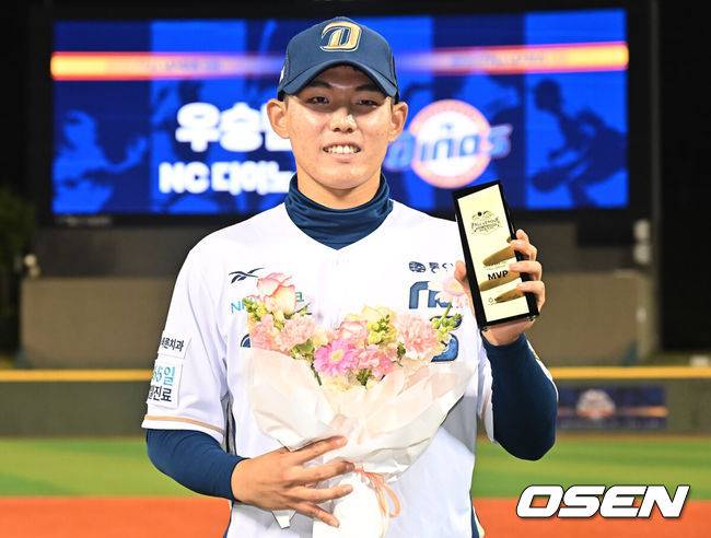 [OSEN=울산, 이석우 기자] NC 다이노스가 1일 울산 문수야구장에서 열린 2025 울산-KBO Fall League 결승 경기에서 우승을 차지했다.  NC 다이노스는 롯데 자이언츠 12-1로 승리했다. NC 다이노스 신재인이 MVP를 수상하고 포즈를 취하고 있다. 2025.11.01 / foto0307@osen.co.kr