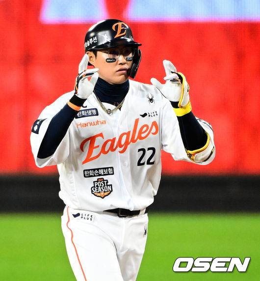 [OSEN=대전, 지형준 기자] 한화 채은성이 좌중간 안타를 날리며 기뻐하고 있다. 2025.10.29 /jpnews@osen.co.kr