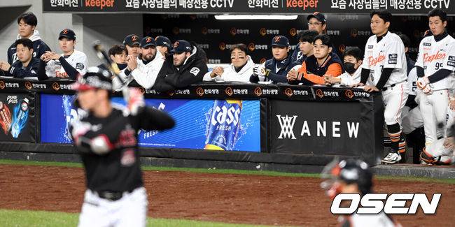 [OSEN=대전, 손용호 기자] 31일 대전 한화생명볼파크에서 2025 신한 SOL Bank KBO리그 포스트시즌 한국시리즈 5차전 한화 이글스와 LG 트윈스의 경기가 열렸다.이날 경기에 한화는 문동주를, LG는 톨허스트를 선발투수로 내세웠다. 6회초 2사 1,2루 오지환 타석때 한화 더그아웃 분위기가 가라앉아   있다.  2025.10.31/spjj@osen.co.kr