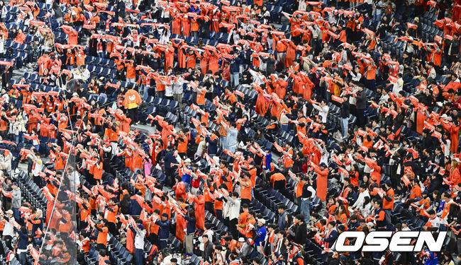 [OSEN=대전, 박준형 기자] 31일 대전 한화생명볼파크에서 2025 신한 SOL Bank KBO리그 포스트시즌 한국시리즈 5차전 한화 이글스와 LG 트윈스의 경기가 열렸다.이날 경기에 한화는 문동주를, LG는 톨허스트를 선발투수로 내세웠다. 한화 응원단이 열띤 응원을 펼치고 있다. 2025.10.31 / soul1014@osen.co.kr