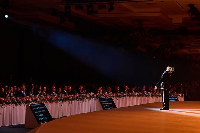 가수 지드래곤이 지난 31일 경북 경주시 라한셀렉트호텔에서 열린 '2025 아시아태평양경제협력체(APEC) 정상회의' 환영 만찬에서 공연을 펼치고 있다. 대통령실