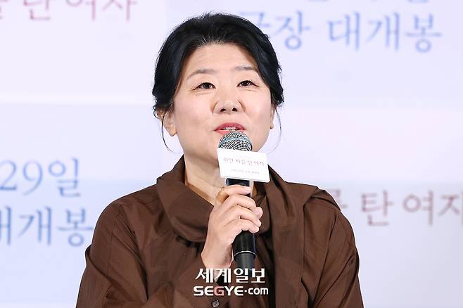 배우 이정은이 지난 달 27일 서울 용산구 CGV에서 열린 영화&nbsp;'하얀 차를 탄 여자'&nbsp;언론시사회에 참석해 인사말을 하고 있다.&nbsp;한윤종 기자