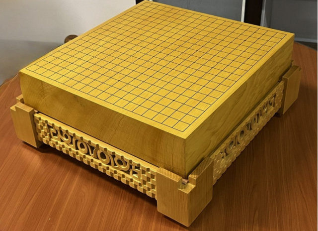 이재명 대통령이 1일 한중 정상회담 후 시진핑 중국 국가주석에게 선물한 '최고급 본비자 바둑판 및 조각 받침대 세트'. 대통령실 제공