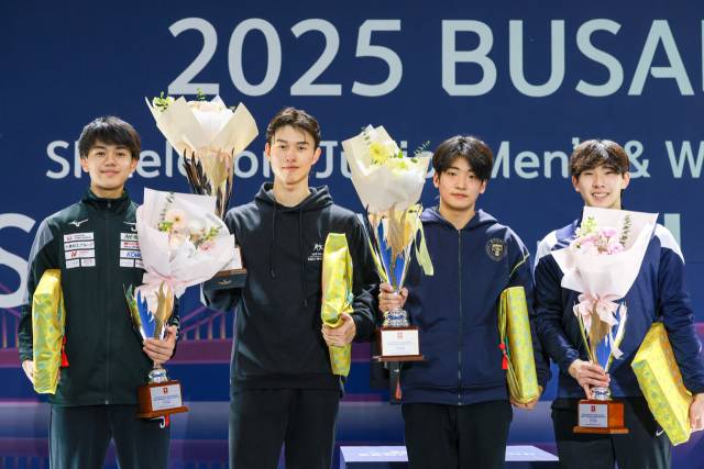 주니어 사브르 월드컵 남자 개인전 금메달을 차지한 이준희(오른쪽 두 번째). 사진 제공=대한펜싱협회