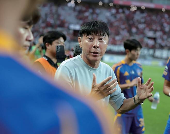 8월24일 FC서울과의 경기에서 선수들에게 작전 지시를 하고 있는 신태용 전 울산HD 감독 ⓒ한국프로축구연맹 제공
