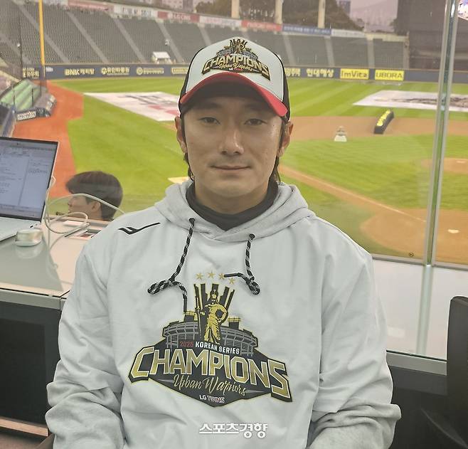 LG 신민재가 1일 잠실에서 축승회를 앞두고 취재진과 인터뷰하고 있다.