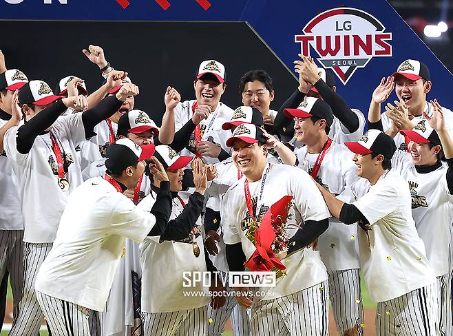 ▲ 한국시리즈 타율 0.529, 5경기 8타점으로 시리즈 MVP를 거머쥔 김현수. ⓒ곽혜미 기자