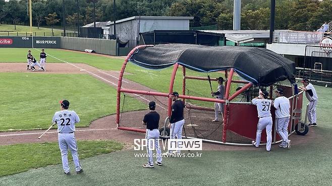 ▲ LG 주전 타자들이 배팅머신에 빠른 공을 세팅해 놓고 타격 훈련을 하는 장면. ⓒ 신원철 기자