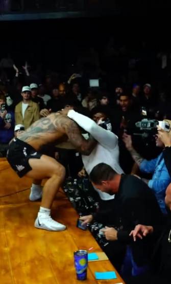 ▲ 격투기 데뷔 2연승을 완성한 게이블 스티브슨(왼쪽)은 존 존스와 포옹을 나누며 완승 기쁨을 만끽했다. ⓒ 더티 복싱 SNS