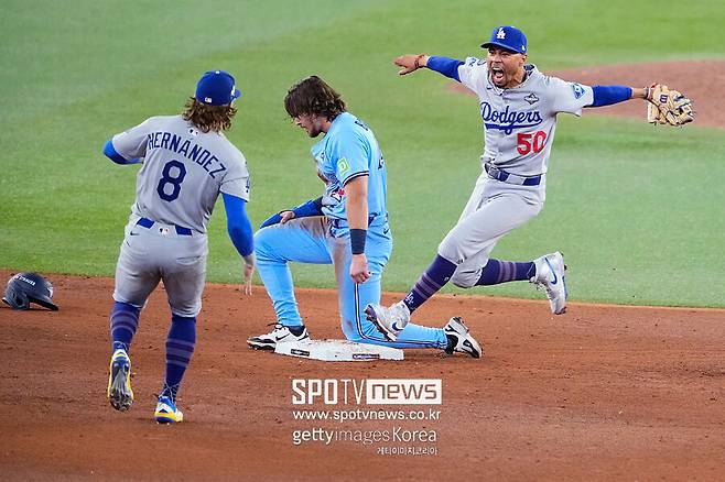 ▲ 토론토 월드시리즈 6차전 9회말 더블플레이 아웃