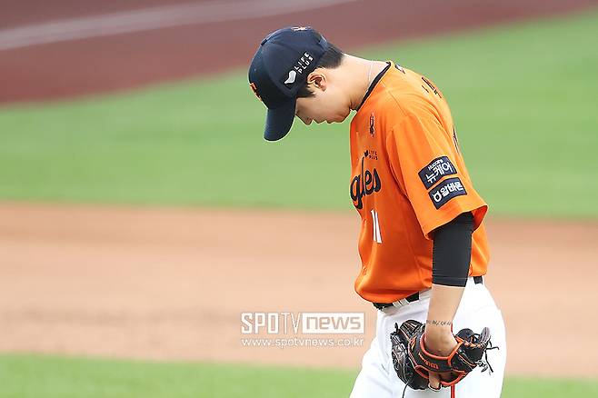 ▲ 선발 로테이션 자리를 잃은 것에 이어&nbsp; 한국시리즈 로스터에도 들지 못하며 허무하게 시즌을 마감한 엄상백 ⓒ곽혜미 기자