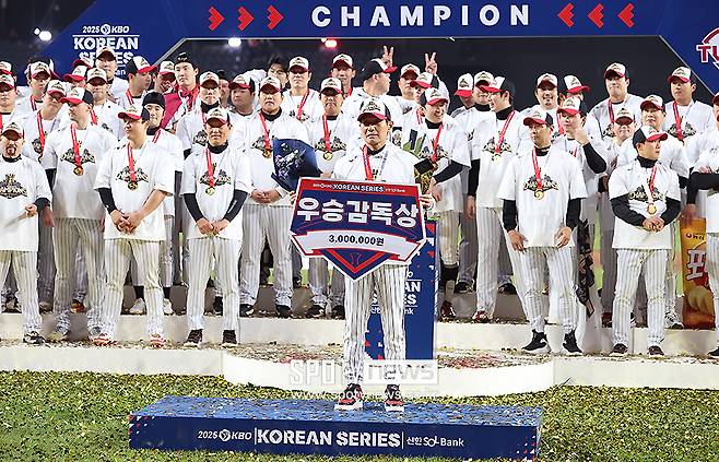 ▲ 염경엽 감독은 LG와 3년 계약이 끝났고, 역대 최고액 규모의 재계약을 할 것으로 전망된다 ⓒ곽혜미 기자