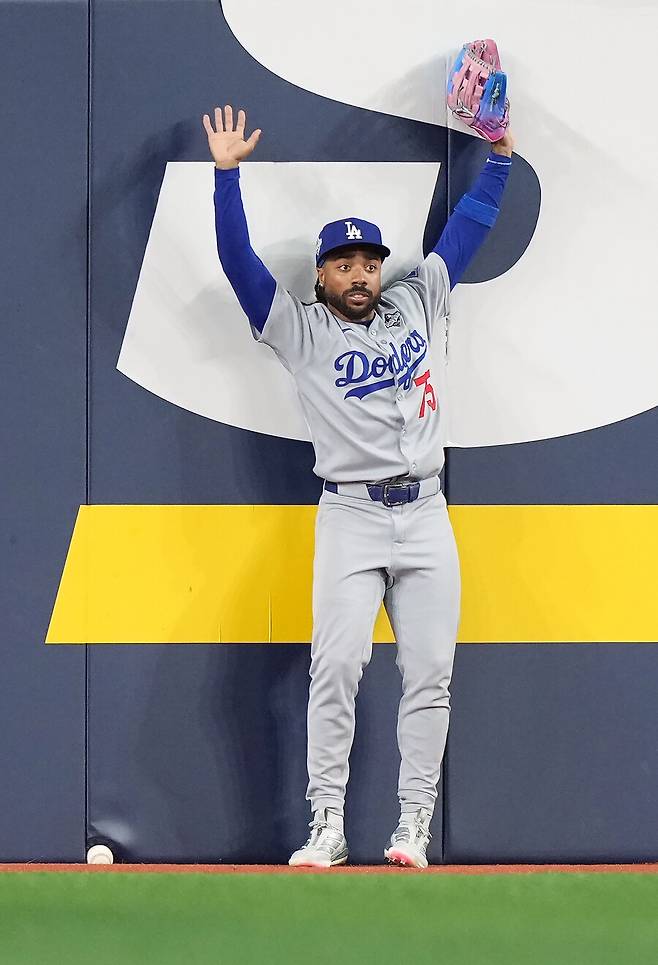 ▲ 공이 담장에 끼인 것을 확인하고 두 팔을 번쩍 든 저스틴 딘. ⓒ연합뉴스/AP