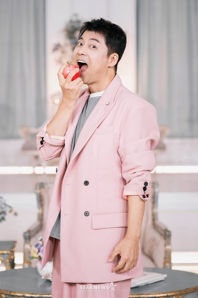 방송인 전현무가 31일 오전 온라인으로 진행된 SBS Plus·Kstar 예능 '리얼 연애실험실 독사과' 시즌2 제작발표회에 참석해 포즈를 취하고 있다. /사진제공=SBS Plus·Kstar 2025.10.31 /사진=이동훈 photoguy@