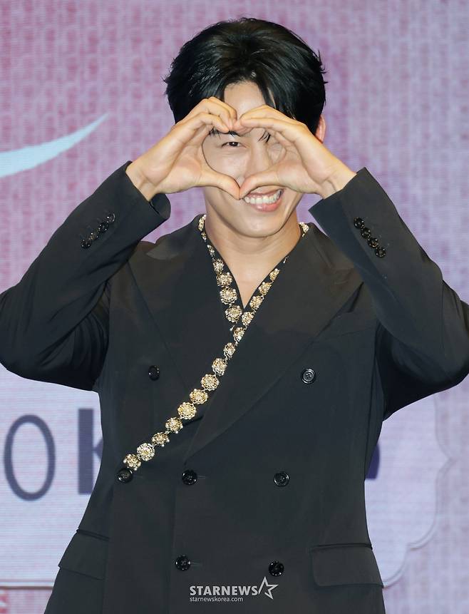 배우 옥택연이 11일 오후 서울 구로구 디큐브시티에서 진행된 KBS 2TV 수목드라마 '남주의 첫날밤을 가져버렸다' 제작발표회에 참석해 포즈를 취하고 있다. 평범한 여대생의 영혼이 깃든 로맨스 소설 속 병풍 단역이 소설 최강 집착 남주와 하룻밤을 보내며 펼쳐지는 노브레이크 경로 이탈 로맨스 판타지 '남주의 첫날밤을 가져버렸다'는 오늘(11일) 밤 첫 방송된다. /2025.06.11 /사진=이동훈 photoguy@