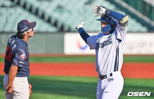 NC 신재인(오른쪽)이 1일 오후 3시 울산 문수야구장에서 열린 2025 울산-KBO Fall League 결승전에서 안타를 친 후 세리머니를 하고 있다.