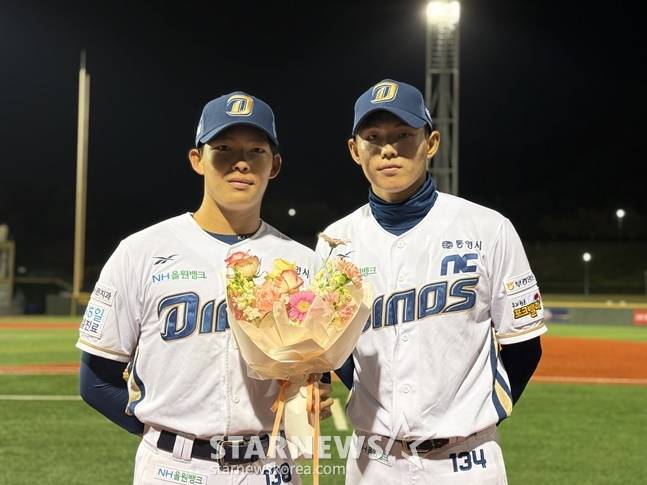 NC 고준휘(왼쪽)와 신재인이 1일 울산 문수야구장에서 열린 2025 울산-KBO Fall League 결승전 승리 후 기념촬영을 하고 있다. /사진=양정웅 기자