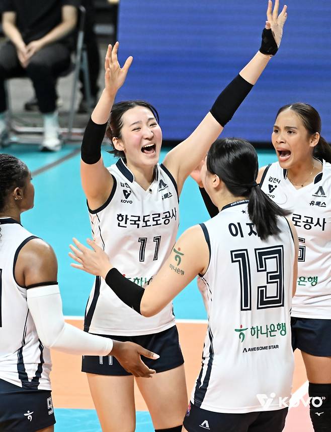 환호하는 한국도로공사 김세빈. /사진=한국배구연맹 제공