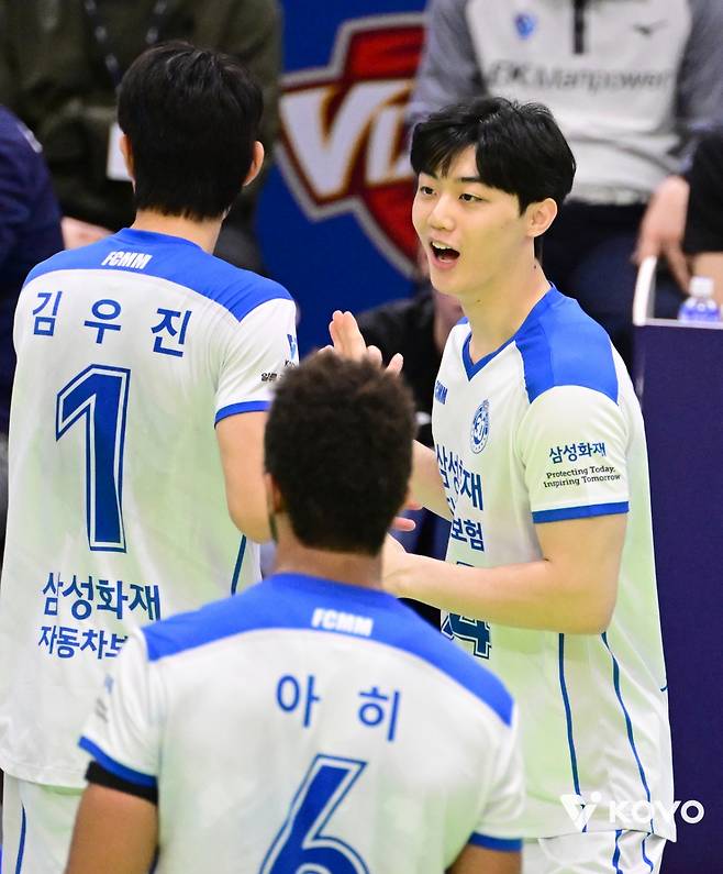 V-리그 데뷔전을 치른 삼성화재 이우진(오른쪽). /사진=한국배구연맹 제공