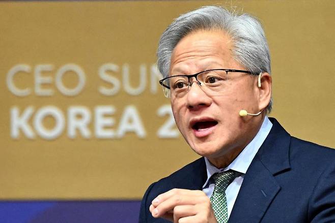 젠슨 황 엔비디아 최고경영자(CEO)가 31일 경북 경주예술의전당에서 열린 아시아태평양경제협의체(APEC) CEO 서밋에서 특별세션 기조연설을 하고 있다. [사진 | 뉴시스]