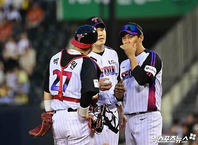 8일 오후 서울 송파구 잠실야구장에서 열린 '2025 신한 SOL Bank KBO리그' 한화 이글스와 LG 트윈스의 경기, 4회초 무사 1,2루 LG 김광삼 투수코치가 마운드를 방문해 선발투수 임찬규, 포수 박동원과 이야기를 나누고 있다. 엑스포츠뉴스 DB