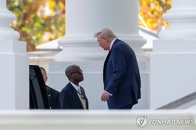31일(현지시간) 백악관 나서는 트럼프  (워싱턴 AP=연합뉴스 재판매 및 DB금지]