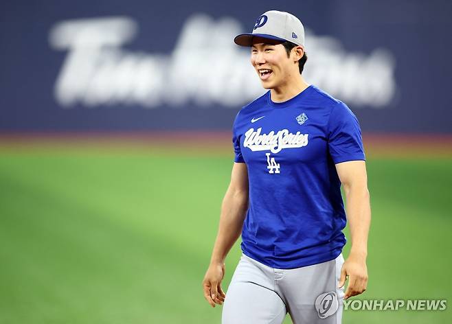 로버츠 감독과 경주한 뒤 활짝 웃는 김혜성 [AFP=연합뉴스]