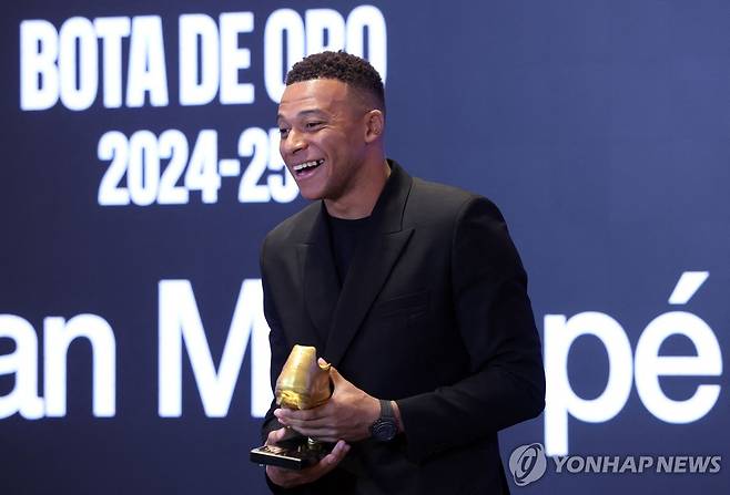 유럽 골든 부츠를 받고 기뻐하는 킬리안 음바페 [AFP=연합뉴스]