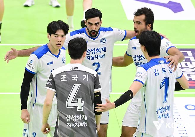 득점 후 기뻐하는 삼성화재 선수들 [한국배구연맹 제공. 재판매 및 DB 금지]