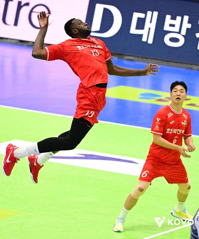 스파이크하는 한국전력의 베논(왼쪽)과 세터 하승우(6번) [한국배구연맹 제공. 재판매 및 DB 금지]