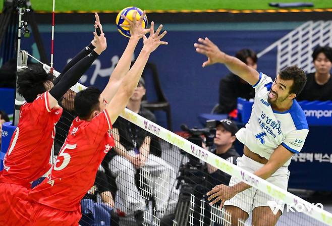 삼성화재의 외국인 주포 아히(오른쪽) [한국배구연맹 제공. 재판매 및 DB 금지]