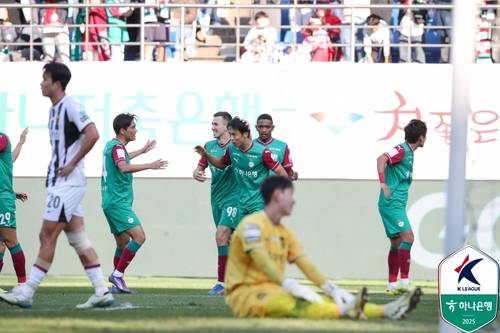 동료들의 축하를 받는 대전 마사 [한국프로축구연맹 제공. 재판매 및 DB 금지]